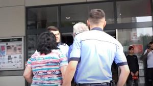 Ce a pățit o mamă din Târgu Mureș la intrarea într-un supermarket: "Domnul de la securitate nu m-a lăsat, pentru că fetița mea..."