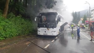 Trafic paralizat pe DN1. Un autocar a fost cuprins de flăcări