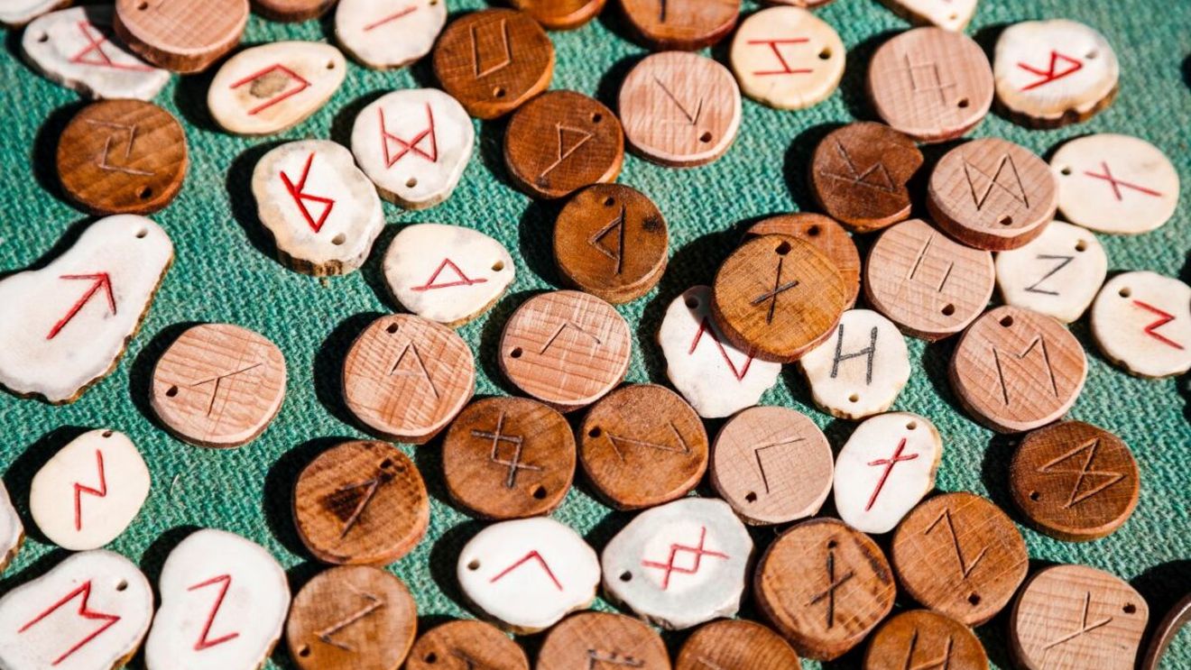 Horoscop rune azi, 6 aprilie 2026. Thurisaz inversată are un mesaj important: nu lăsa emoțiile negative să te cuprindă