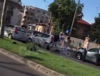 Accident spectaculos la Piata Romana. Cinci masini au intrat una in alta, iar un „Smart” a fost prins la mijloc!