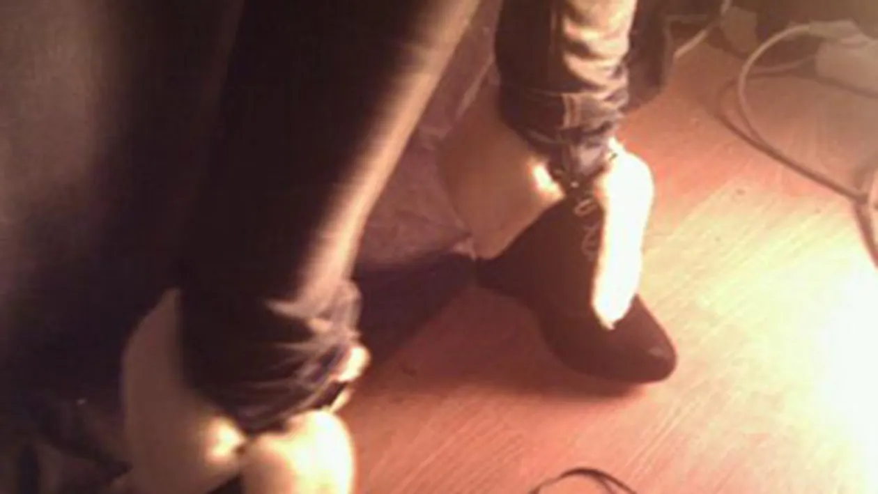 Bendeac e disperat! Celia poarta niste cizme care īl scot din sarite! Uite despre ce incaltari este vorba!