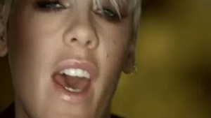 VIDEO IMAGINI SOCANTE! O tanara se taie cu lama in noul clip al lui Pink!