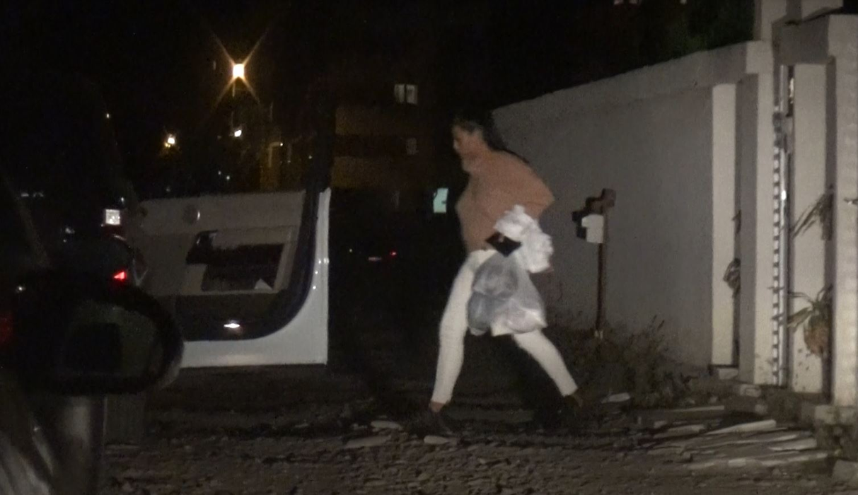 Roxana se întoarce la mașină