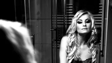 Despartita de sot si abandonata de amant, Sylvia a iesit la agatat! Vezi cum incearca sa seduca barbatii doar in sutien si chiloti, pozandu-se in baie