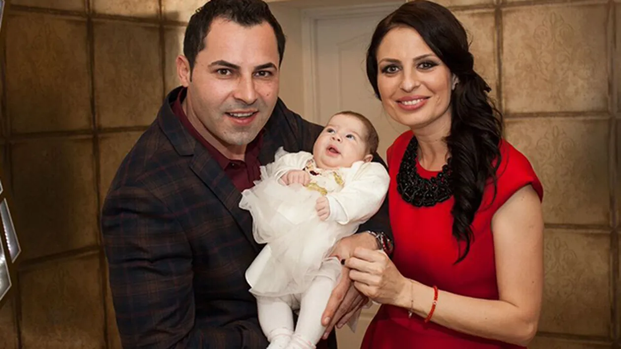 Petrecere cu staif in lumea muzicala! Vezi ce cantaret celebru de la noi si-a botezat fiica in secret!