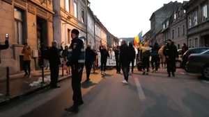 Imaginea zilei vine de la Brașov. Un bolnav de COVID, cu masca de oxigen pe față, privește pe geam protestele din stradă. FOTO