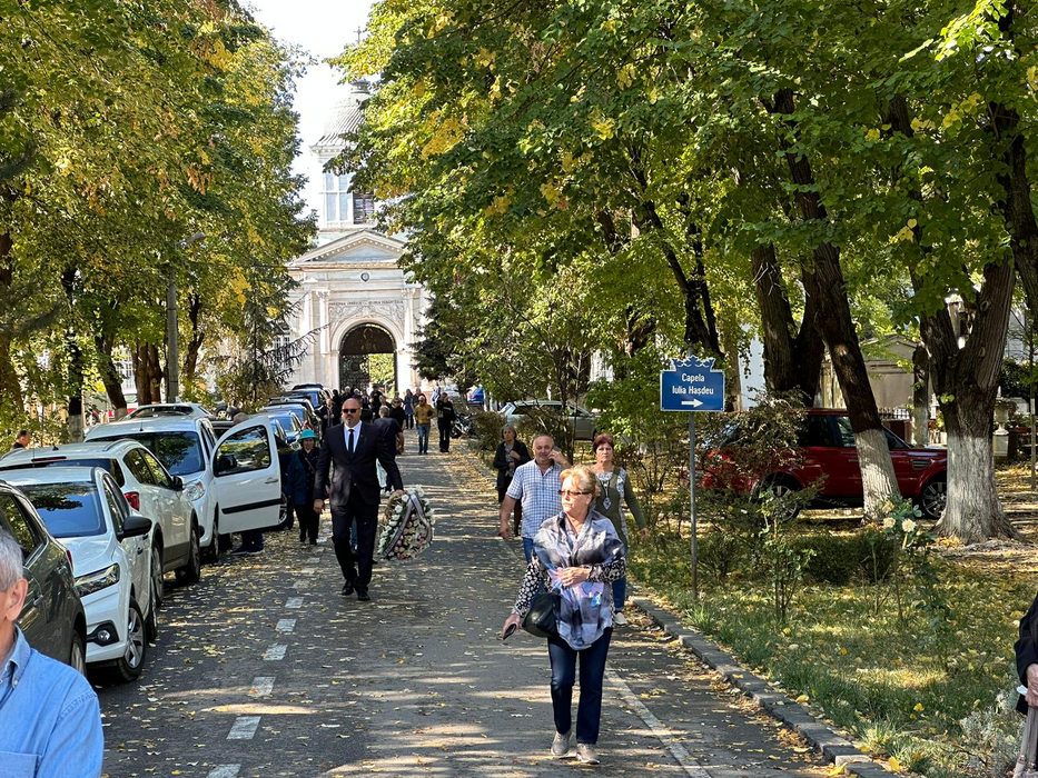 Alexandru Arșinel a fost înmormântat în cimitirul Bellu, duminică, în jurul prânzului. A fost condus pe ultimul drum de peste 200 de oamani (Foto: CANCAN.RO)
