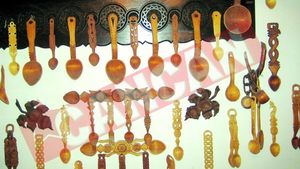 Un profesor a devenit celebru confectionand linguri de lemn