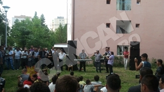Chef cu lautari intre blocuri, intr-un cartier din Cluj