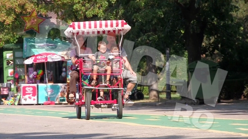 Calin Goia a dat in mintea copiilor. Vezi ce giumbuslucuri a facut in parc pentru a capta interesul celor doi fii ai sai