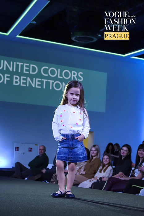 Iza, fetița Sânzianei Buruiană, pozează ca un adevărat model