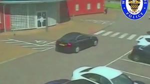 A parcat in fata sectiei de politie si a intrat sa le arate ce e pe scaunul lui. Ofiterii au ramas inmarmuriti de ceea ce au gasit