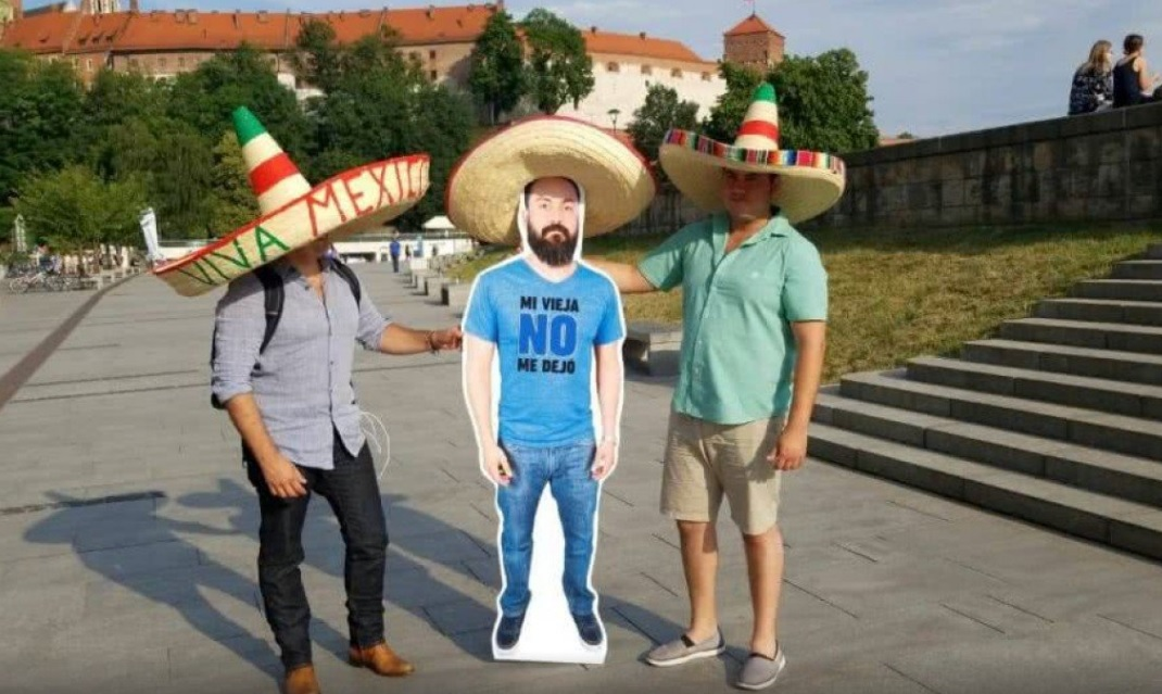 A strâns bani 4 ani pentru a merge la Campionatul Mondial de Fotbal, dar soția nu l-a lăsat să plece în Rusia. Prietenii bărbatului din Mexic au făcut însă un gest incredibil