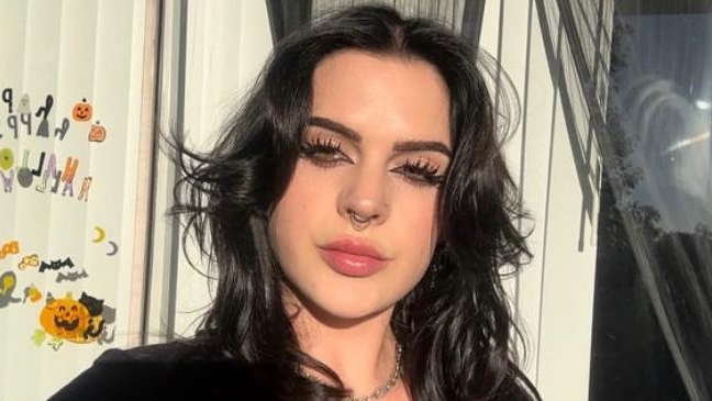Motivul pentru care tânăra din imagine nu poate rezista mai mult de 3 ore într-o relaţie: ,,Sunt superbă, dar am fost singură toată viața mea!”