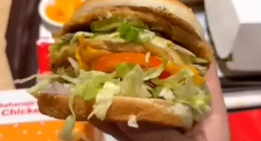 Un turist român și-a comandat un burger la McDonald’s. A rămas fără cuvinte când a văzut ce a primit