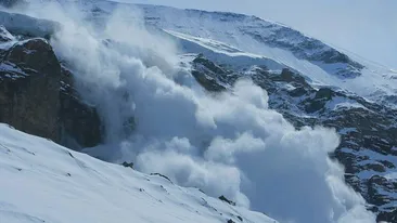 Turiştii sunt în pericol! COD PORTOCALIU de AVALANŞĂ la munte! Vezi aici care sunt zonele afectate