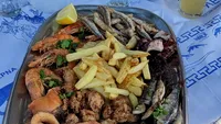 Câți euro au plătit doi turiști români pe acest platou cu fructe de mare, într-o tavernă din Halkidiki