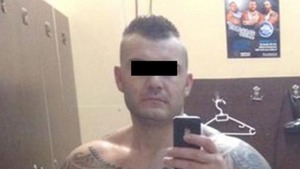 El e "FIARA" de doi metri care a batut doi manelisti pana i-a lesinat! E plin de tatuaje tribale si pozeaza ca un periculos!