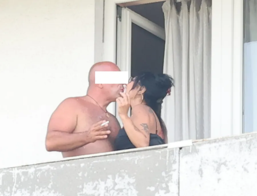 Milionarul, soț al celebrei cântărețe, și Ioana Popescu, în celebra scenă a balconului (Foto: CANCAN.RO)