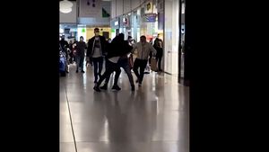 Bătaie de zile mari la mall! În urma altercației un tânăr a fost transportat la spital