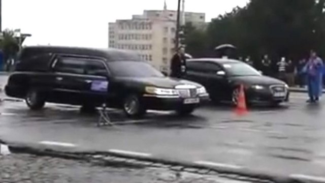 "Pleaca, ma, de aici. Nu cred" Un barbat din Pitesti s-a dus la "liniuta" cu dricul si s-a intrecut cu un Audi A3! Cine a castigat