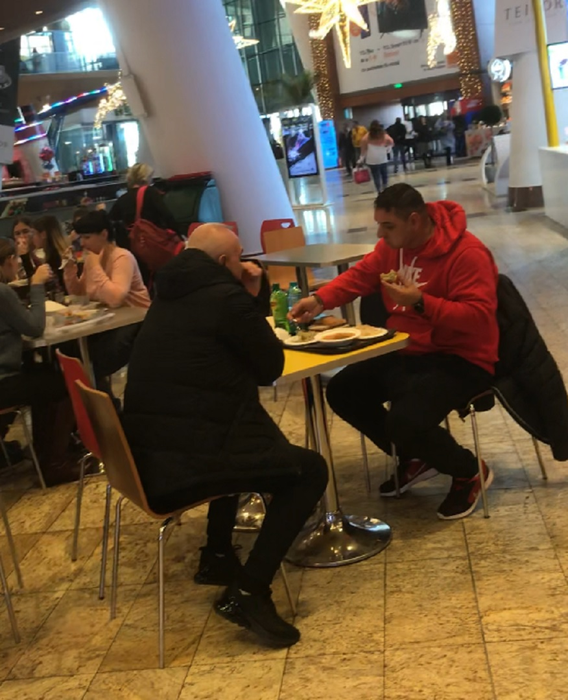 Fostul fotbalist al ”Generației de aur”
a cinat la ”Împinge tava”!