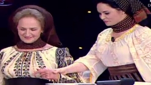 Andreea Marin, in costum popular! Uite cum arata in straie folclorice si cum s-a descurcat sa cante in duet cu Sofia Vicoveanca