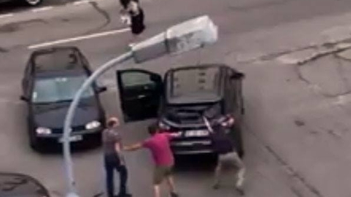Scene șocante într-un cartier din Pitești. Cearta dintre doi vecini se putea încheia tragic