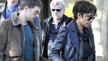 Ce grija are iubitul de ea! - Este in carja, dar amorezul ei nu vrea sa o lase sa zaca sI sa se plictiseasca