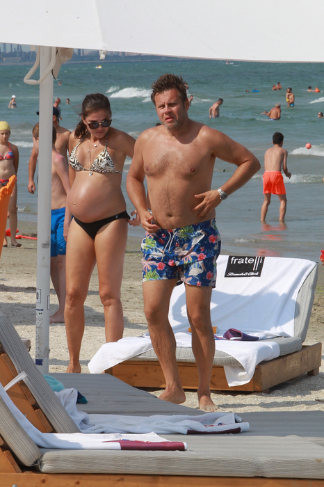 Alina Pușcaș și soțul ei, Mihai Stoenescu, pe plajă, la Mamaia