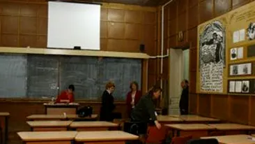 Peste 380 elevi de la doua scoli din Vaslui au fost trimisi acasa din cauza frigului din clase!