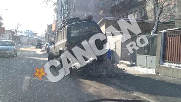 Nu gasesti loc de parcare din cauza muntilor de zapada de pe strazi? Uite cum si-a lasat un roman masina pe un morman de zapada de pe trotuar