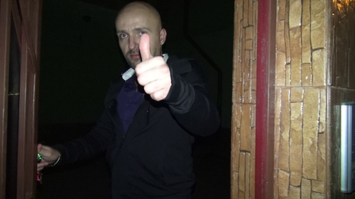 In videoclipuri apare alaturi de cele mai sexy femei, dar in realitate se culca singur cu burta plina de saorma! Cine sa fie?!