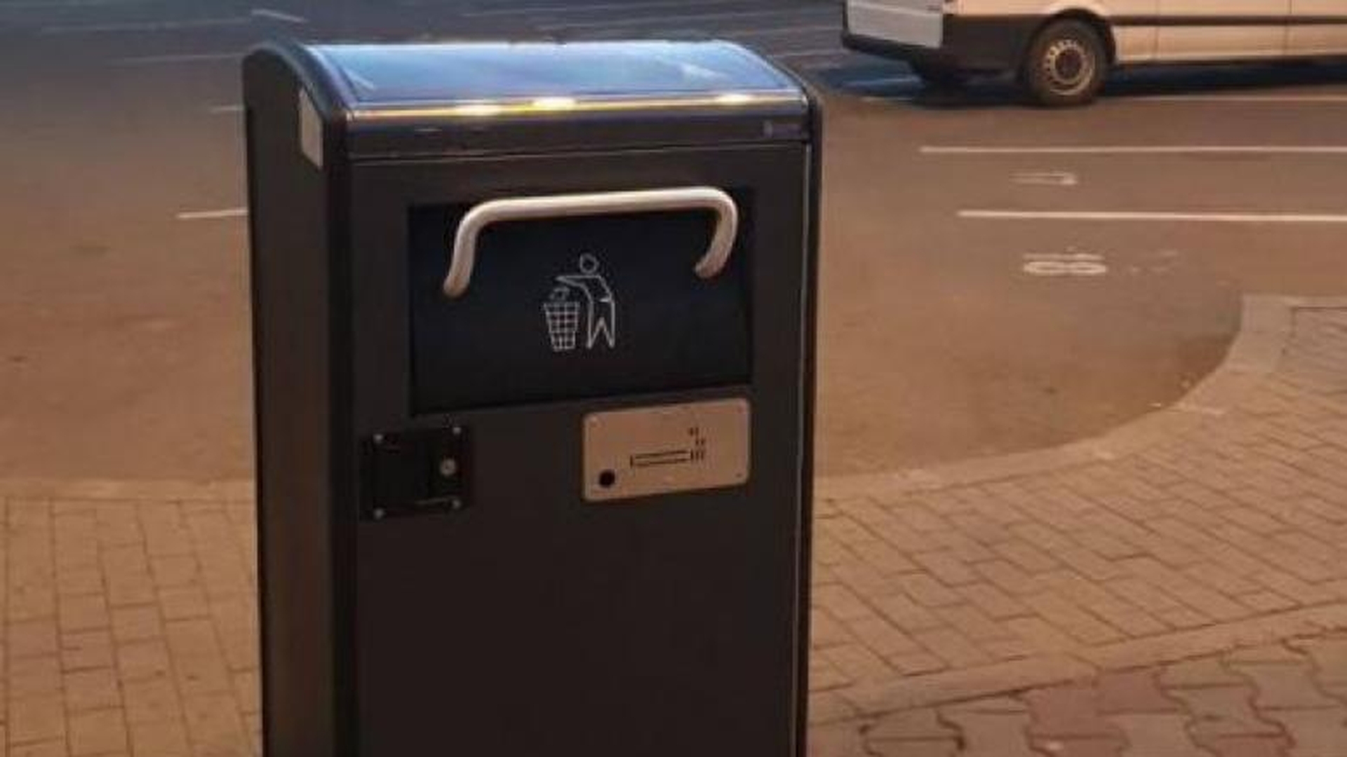Investiție majoră! Primăria Iași a cumpărat coșuri de gunoi stradale în valoare de peste 5.000 de euro bucata