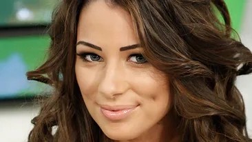 Iti era dor de ipostazele fierbinti in care apare Roxana Vancea? Fosta asistenta TV a recidivat si si-a lasat chiloteii la vedere