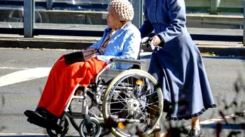 Ce salariu are o badantă româncă din Italia în 2026. Suma la care ajunge lunar, pe lângă cazare și mâncare