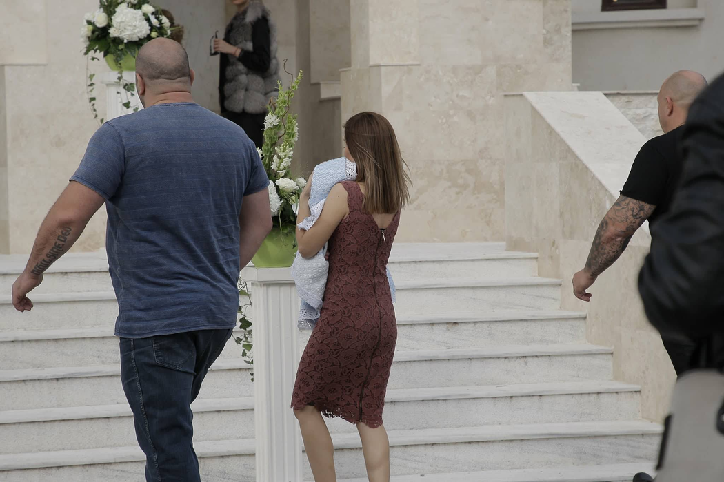 Băieţelul Ilincăi Vandici a fost ferit de ochii privitorilor înainte de a intra în biserică