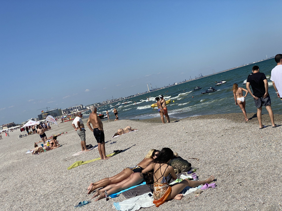 Paula Chirilă și Anca Dinicu s-au bucurat din plin de mare și de soare / Sursă foto: CANCAN.RO