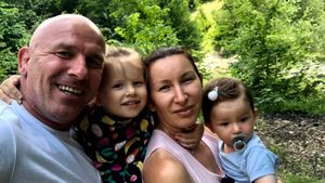 Cătălin Zmărăndescu, imagini alături de familie după ce a părăsit competiția Survivor România. Incredibil cum arată acum