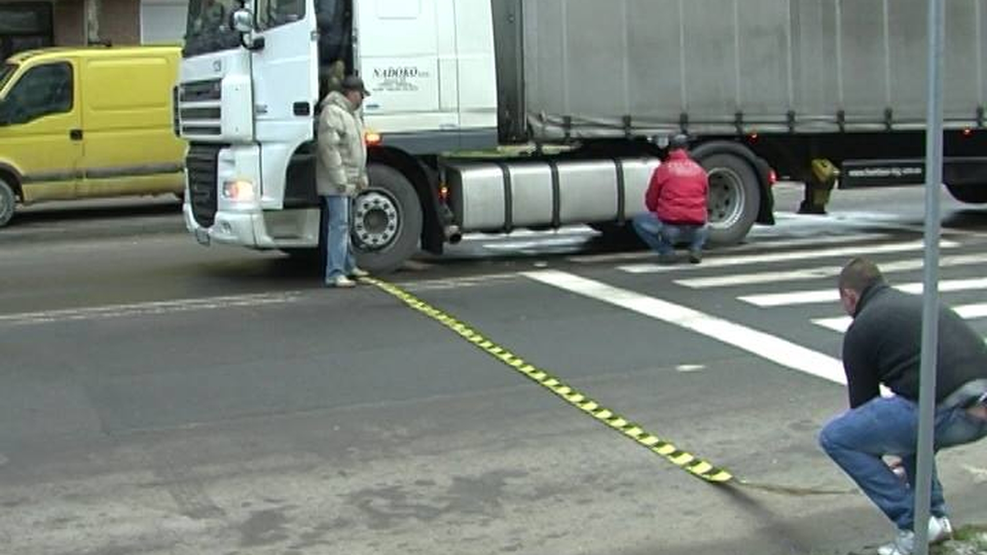 O fetiță de 10 ani din Prahova a murit după ce a fost spulberată de un TIR pe trecerea de pietoni