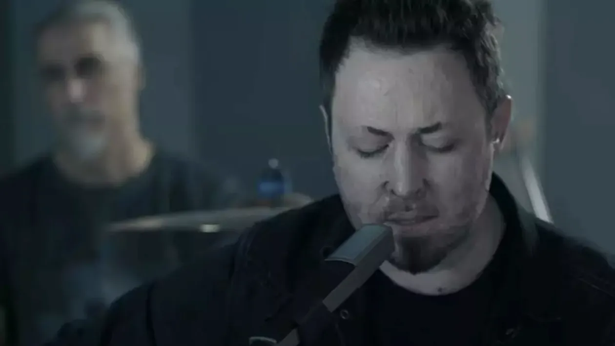 Andrei Găluț, singurul supraviețuitor din trupa Goodbye to Gravity, revine pe scenă: ”Cele două piese reprezintă ambele albume ale formației”