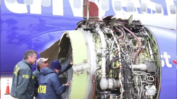 Motorul unui avion de pasageri a explodat în zbor, la 10.000 de metri! O femeie a murit după ce a fost trasă afară din aeronavă
