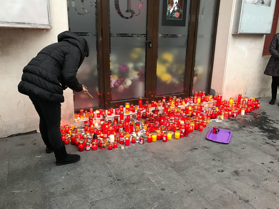Colegii şi prietenii au venit să-şi ia rămas bun de la Stela Popescu! CANCAN.ro transmite imagini live de la priveghi
