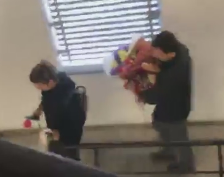 Gest sfâşietor făcut de Simona Halep pe aeroport! Extenuată şi dezamăgită după înfrângerea de la Australian Open, tenismena a clacat şi a făcut praf visul unui copil