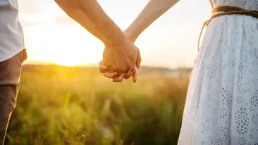 Cuplul începutului de an! Au fost surprinși sărutându-se. Nu mai pot nega relația