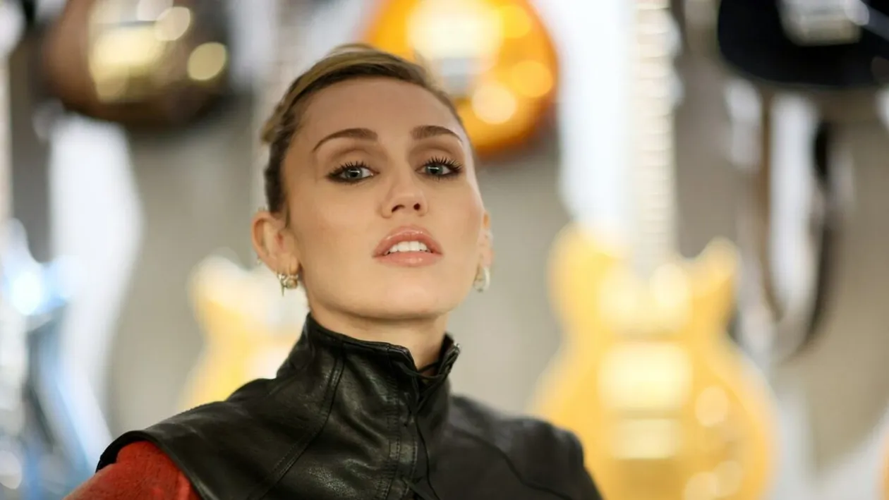 Problema de sănătate care nu îi permite lui Miley Cyrus să susțină turnee. „E ca și cum ai alerga la maraton cu greutăți legate la glezne”