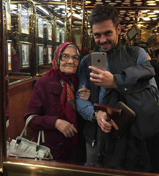 Bunicuţa de 89 de ani care şi-a propus să vadă toată lumea! A devenit vedetă pe Instagram