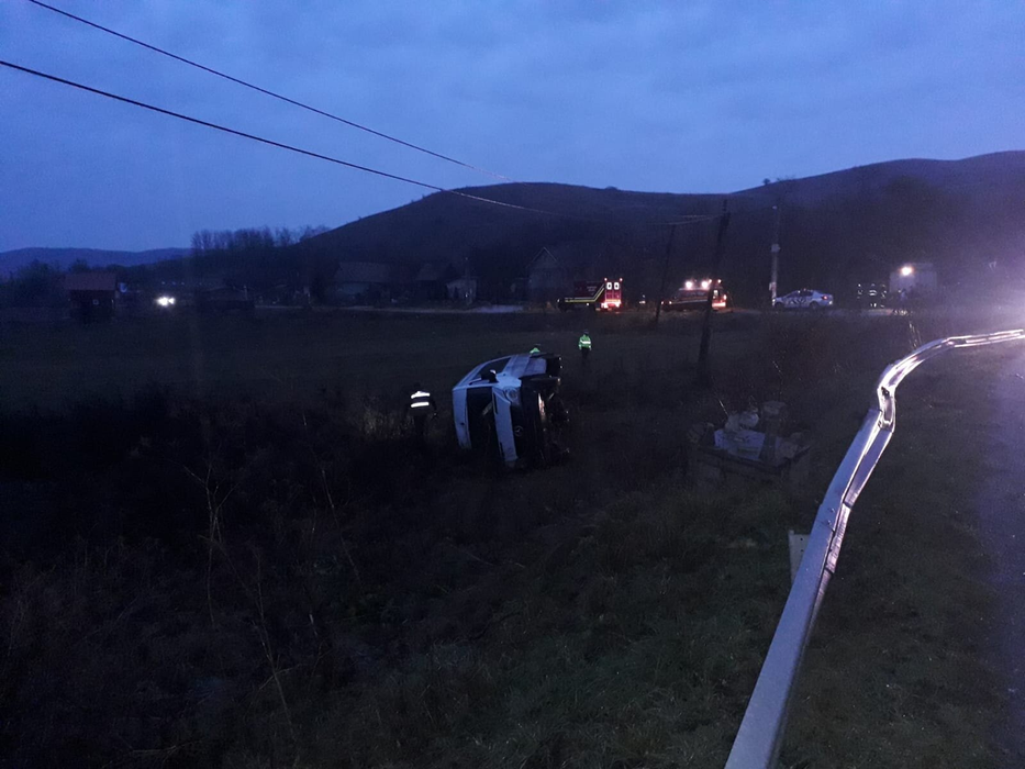 Grav accident în Cluj. Un microbuz cu 16 pasageri s-a răsturnat