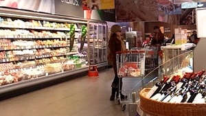 Oana Sarbu poate fi catalogata drept o aparitie... dubioasa la piata! Vezi aici cum se camufleaza artista!