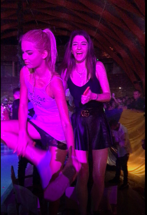 Ioana Boureanu și prietena ei dansează în Nuba